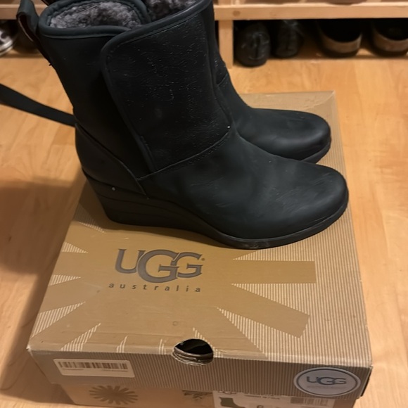 New in box Ugg Renatta shearling boots size 6 waterproof - Picture 11 of 12